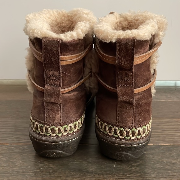 Brown Ankle Height UGG boots with tie - Picture 3 of 11